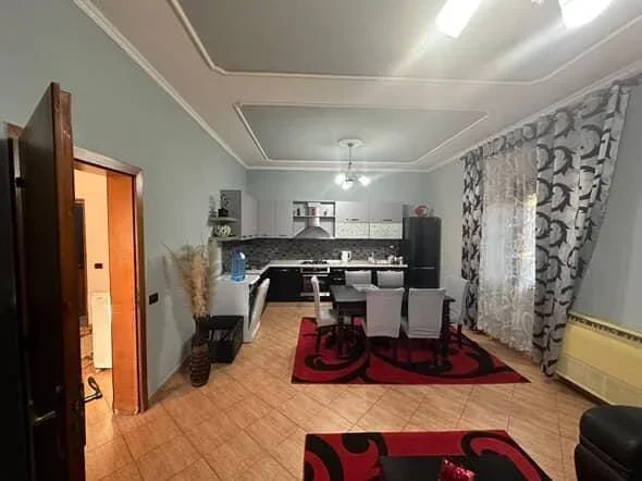 Tirane, jepet me qera apartament 2+1 Kati 1, 450 € (Casa Italia)
