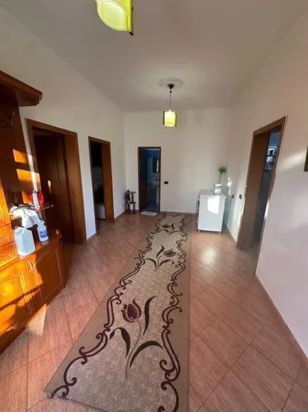 Tirane, jepet me qera apartament 2+1 Kati 1, 450 € (Casa Italia)