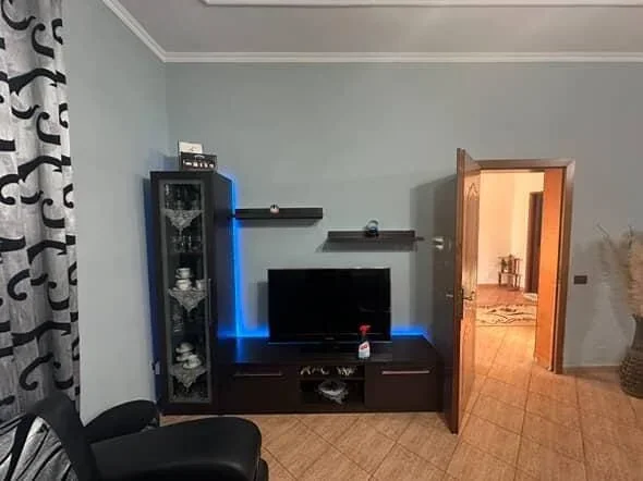 Tirane, jepet me qera apartament 2+1 Kati 1, 450 € (Casa Italia)