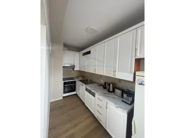 Tirane, jap me qera apartament 2+1+Ballkon Kati 3, 108 m² 1.000 € (QENDER)