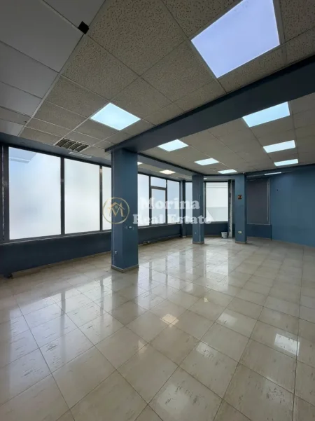 Tirane, jepet me qera ambjent biznesi Kati 2, 220 m² 2.000 € (Rruga e Dibres)