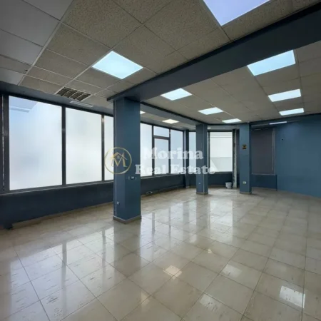Tirane, jepet me qera ambjent biznesi Kati 2, 220 m² 2.000 € (Rruga e Dibres)