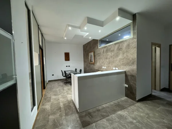 Shqiperi, jepet me qera zyre Kati 4, 130 m² 2.000 € (Garda)