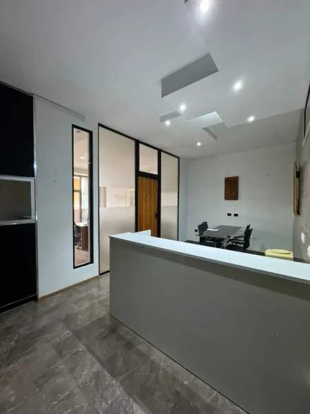 Shqiperi, jepet me qera zyre Kati 4, 130 m² 2.000 € (Garda)