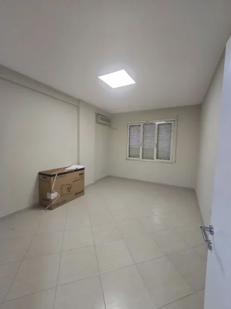 Tirane, jepet me qera zyre Kati 3, 140 m² 1.100 € (STACIONI I TRENIT)