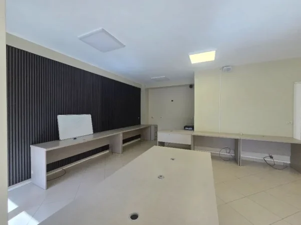 Tirane, jepet me qera zyre Kati 3, 140 m² 1.100 € (STACIONI I TRENIT)