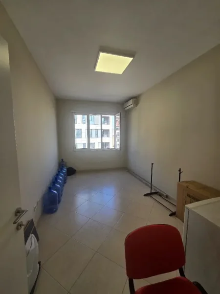 Tirane, jepet me qera zyre Kati 3, 140 m² 1.100 € (STACIONI I TRENIT)