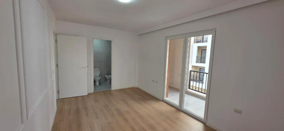 Tirane, jepet me qera apartament 2+1 Kati 2, 120 m² 530 € (Kombinat)