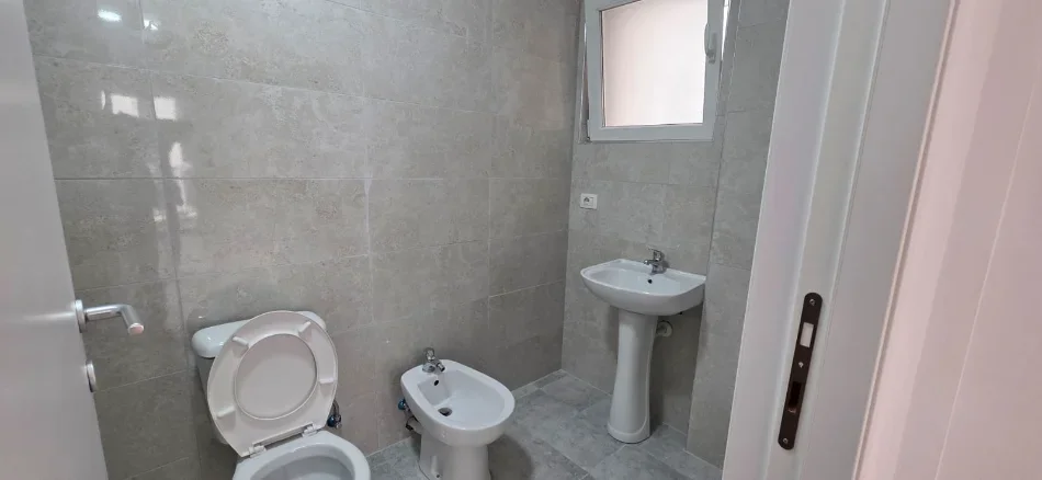 Tirane, jepet me qera apartament 2+1 Kati 2, 120 m² 530 € (Kombinat)