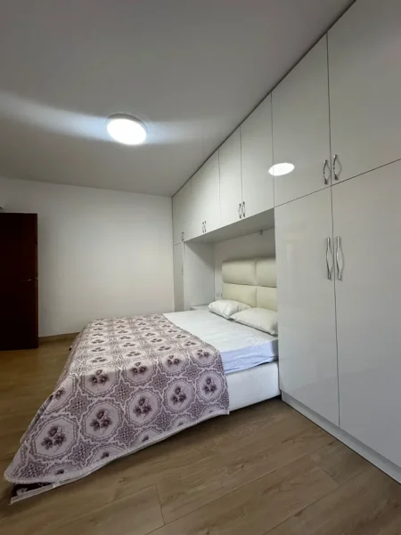 Tirane, jepet me qera apartament 1+1+Ballkon Kati 2, 65 m² 600 € (Rruga Myslym Shyri)