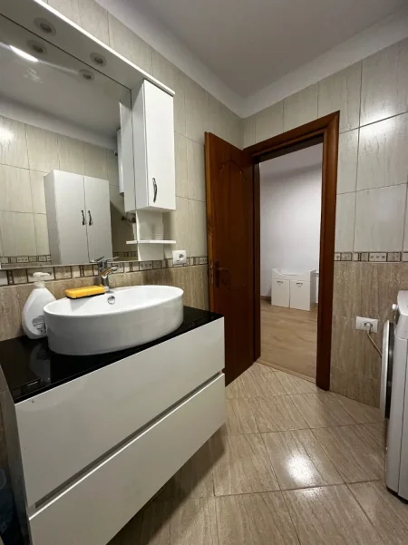Tirane, jepet me qera apartament 1+1+Ballkon Kati 2, 65 m² 600 € (Rruga Myslym Shyri)