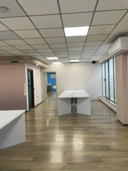 Tirane, jepet me qera ambjent biznesi Kati 1, 306 m² 3.400 € (Rruga e Dibres)