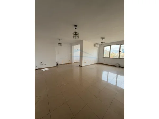 Tirane, jepet me qera ambjent biznesi , 104 m² 800 € (Ambient per zyra, Rruga e Kosovareve)