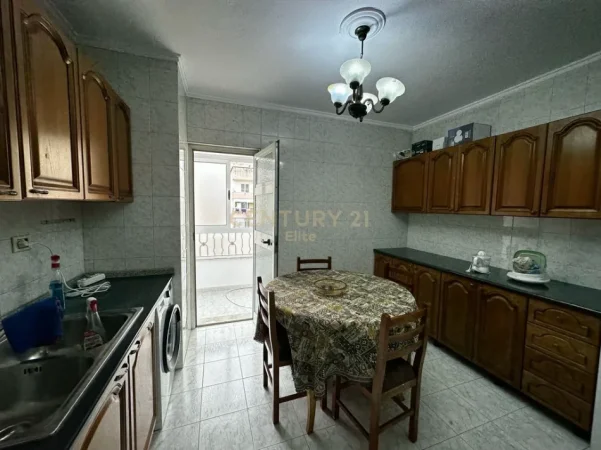Shqiperi, jepet me qera apartament 2+1 Kati 6, 120 m² 600 € (Rr. Dritan Hoxha)