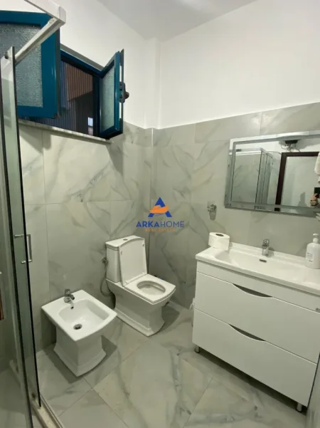 Tirane, jepet me qera apartament 1+1+Ballkon Kati 1, 65 m² 417 € 