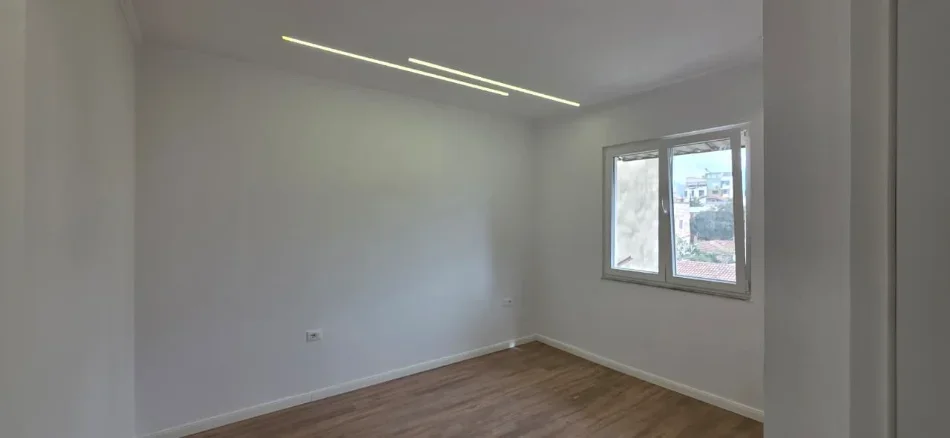 Tirane, shitet apartament 2+1+Ballkon Kati 3, 70 m² 148.000 € 