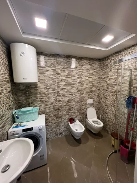 Tirane, jepet me qera apartament 2+1 Kati 5, 670 € (Don Bosko)