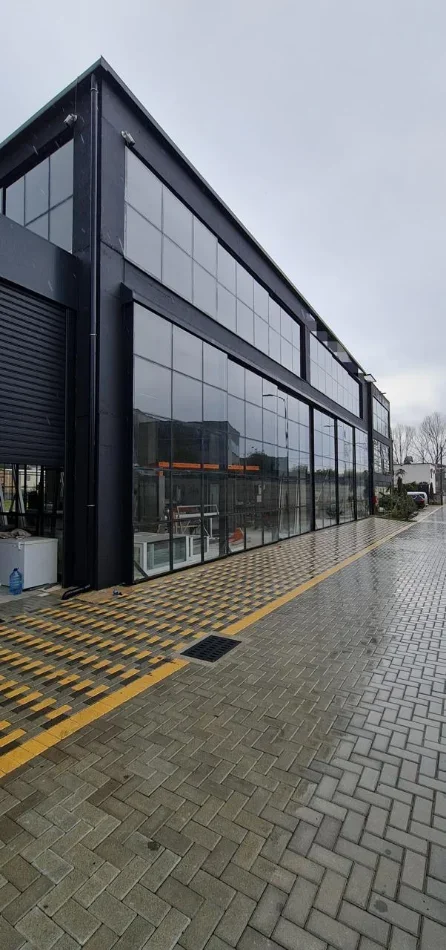 Tirane, jepet me qera magazine , 1.400 m² 5.000 € 