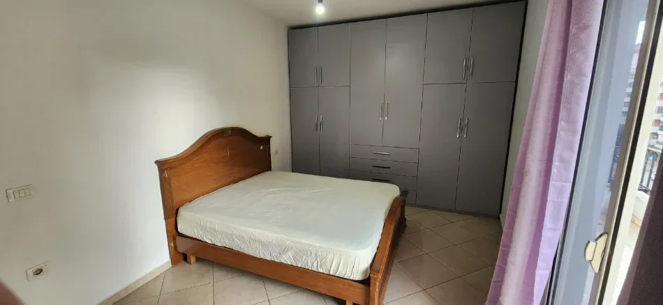 Tirane, jepet me qera apartament 2+1+Ballkon Kati 4, 97 m² 450 € (Yzberisht)