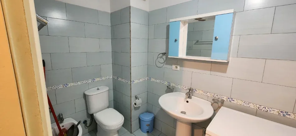 Tirane, jepet me qera apartament 2+1+Ballkon Kati 4, 97 m² 450 € (Yzberisht)