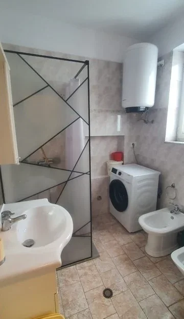 Tirane, jepet me qera apartament 2+1 Kati 3, 100 m² 500 € (Brryli)