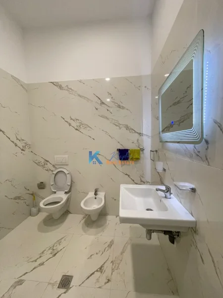 Tirane, jap me qera apartament 1+1+Ballkon Kati 1, 90 m² 600 € (Liqeni i Thate, Rruga Peti)