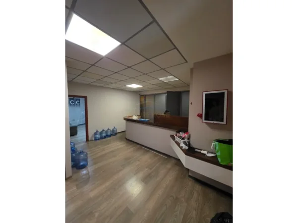 Tirane, jepet me qera ambjent biznesi Kati 1, 306 m² 3.400 € (QENDER)
