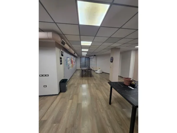 Tirane, jepet me qera ambjent biznesi Kati 1, 306 m² 3.400 € (QENDER)