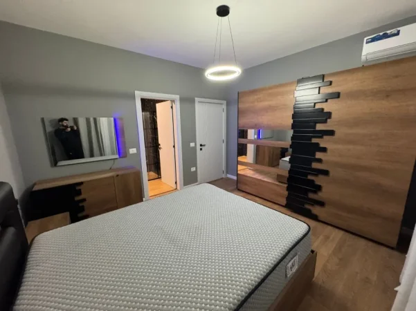 Tirane, jepet me qera apartament 2+1+Ballkon Kati 3, 1.200 € (Kopshti Botanik, Tirane)