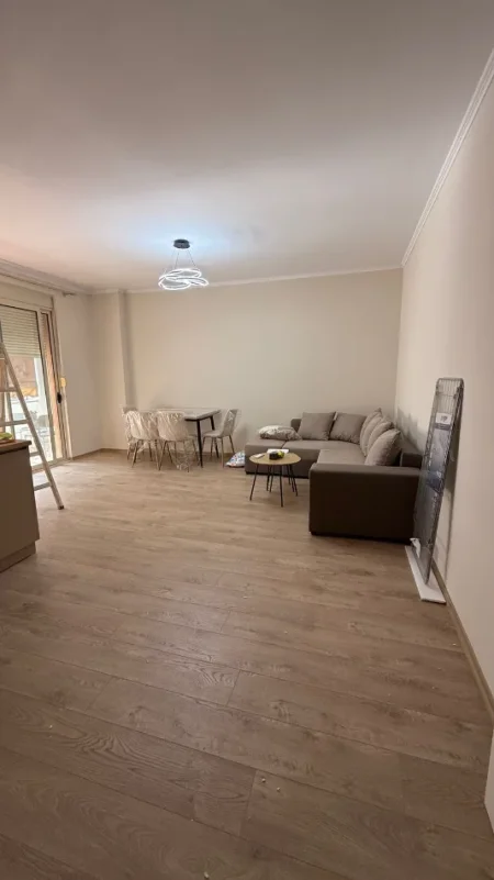 Tirane, jepet me qera apartament 1+1+Ballkon Kati 3, 70 m² 450 € 