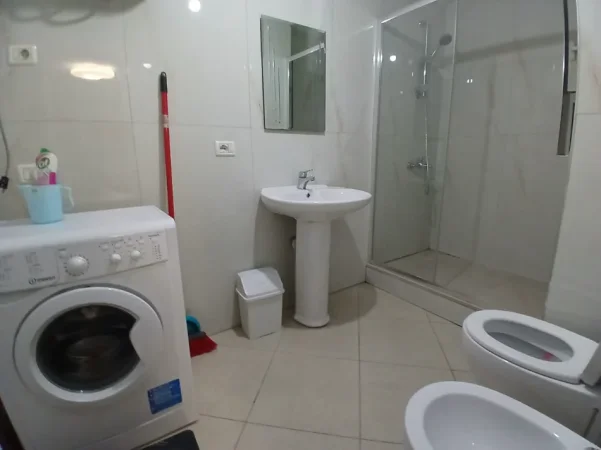 Tirane, jepet me qera apartament 1+1+Ballkon Kati 3, 67 m² 480 € 