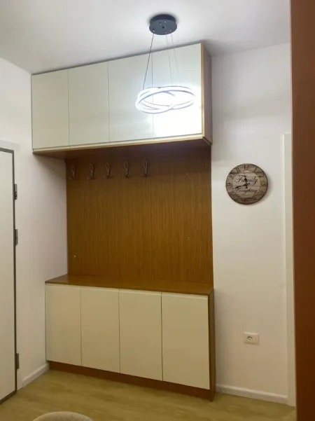 Tirane, jepet me qera apartament 1+1 Kati 1, 70 m² 400 € (ALI DEMI)