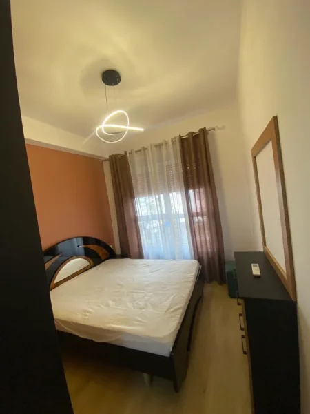 Tirane, jepet me qera apartament 1+1 Kati 1, 70 m² 400 € (ALI DEMI)