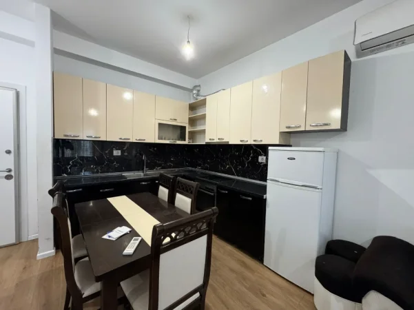 Tirane, jepet me qera apartament 2+1 Kati 4, 100 m² 500 € (Ali Demi)