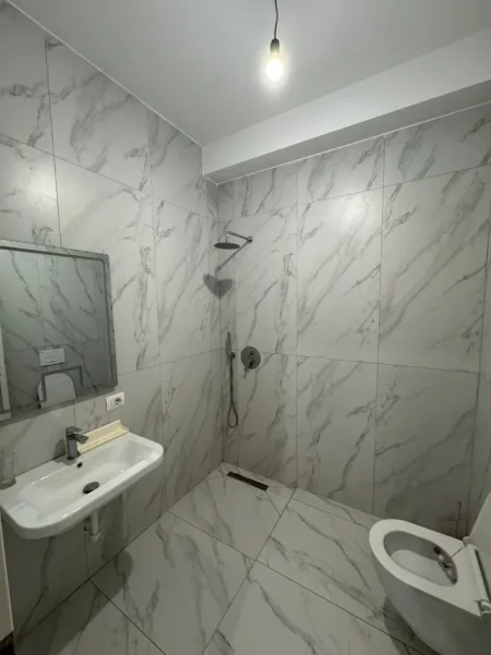Tirane, jepet me qera apartament 2+1 Kati 4, 100 m² 500 € (Ali Demi)