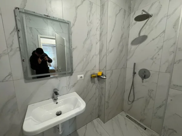 Tirane, jepet me qera apartament 2+1 Kati 4, 100 m² 500 € (Ali Demi)