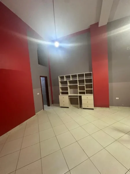 Tirane, jepet me qera ambjent biznesi , 31 m² 200 € (Astir)