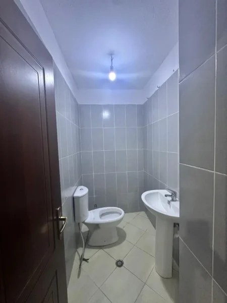 Tirane, jepet me qera ambjent biznesi , 31 m² 200 € (Astir)
