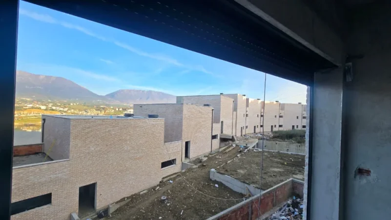 Tirane, shitet apartament duplex Dublex , 124 m² 190.000 € (Liqeni i Farkes)