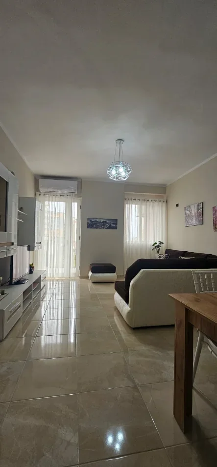Vlore, jepet me qera apartament 2+1 , 90 m² 600 € (Rruga Pelivan Leskaj, Vlorë)