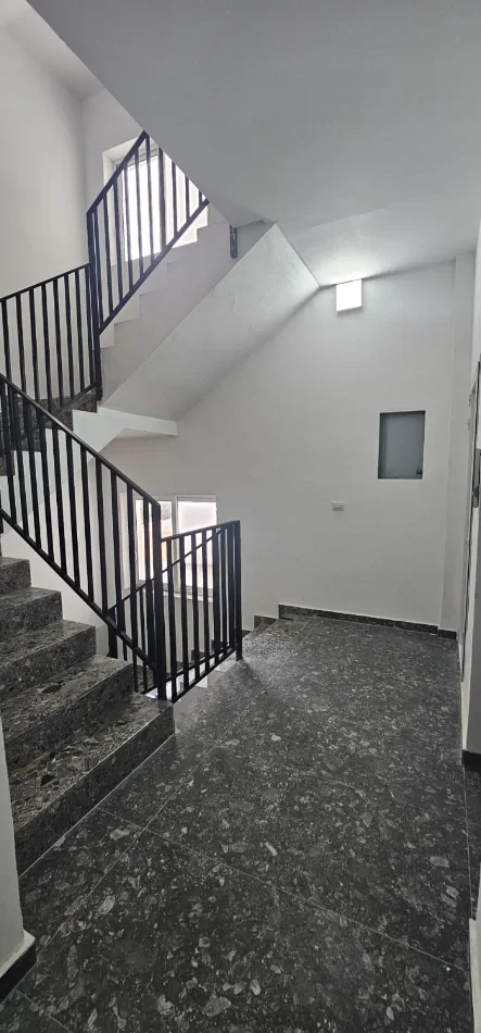Vlore, jepet me qera apartament 2+1 , 90 m² 600 € (Rruga Pelivan Leskaj, Vlorë)