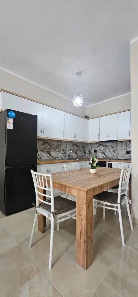 Vlore, jepet me qera apartament 2+1 , 90 m² 600 € (Rruga Pelivan Leskaj, Vlorë)