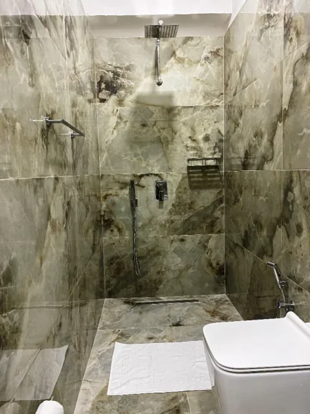 Tirane, jepet me qera apartament 2+1+Aneks+Ballkon Kati 1, 90 m² 