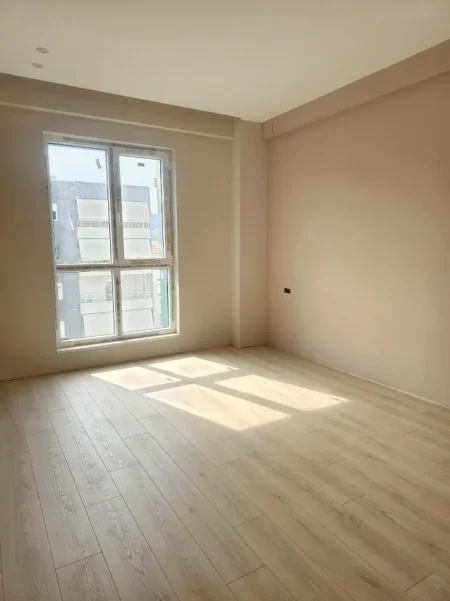 Tirane, jepet me qera zyre Kati 7, 82 m² 80.000 € (KOMUNA E PARISIT)