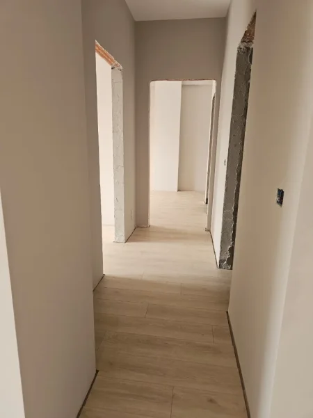 Tirane, jepet me qera zyre Kati 7, 82 m² 80.000 € (KOMUNA E PARISIT)