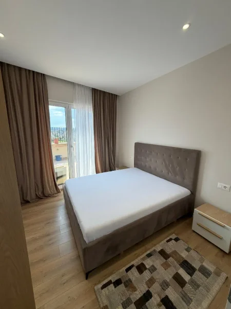 Tirane, jepet me qera apartament 2+1+Ballkon Kati 8, 95 m² 500 € (Apartament 2+1+Verande Per Qera Astir Totalisht I Mobiluar)