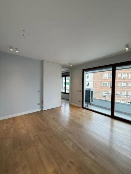 Tirane, jepet me qera zyre Kati 3, 200 m² 2.500 € (KOMPLEKSI DELIJORGJI)