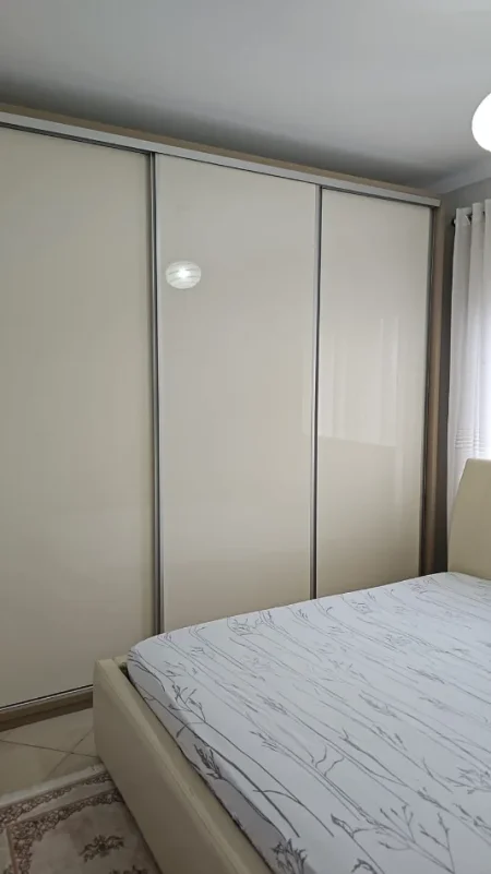 Tirane, jepet me qera apartament 2+1+Ballkon Kati 2, 89 m² 500 € (Kodra e Diellit)