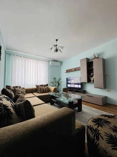 Tirane, jepet me qera apartament 1+1+Ballkon Kati 5, 80 m² 730 € (STADIUMI DINAMO)