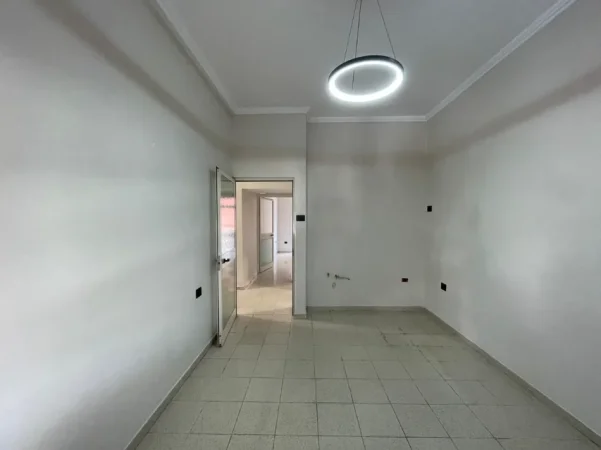 Tirane, jepet me qera apartament 2+1 Kati 2, 70 m² 600 € (Rruga Myslym Shyri)